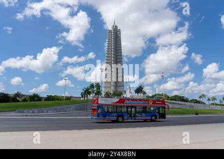 Das Jose Marti Memorial im Zentrum des Plaza de la Revolucion in Havanna, Kuba mit einem Doppeldeckerbus Stockfoto