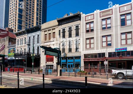 Farbenfrohe Gebäude an der Main Street in der Nähe der Red Line Light Rail Station Preston im Stadtzentrum von Houston, TX, USA. Stockfoto