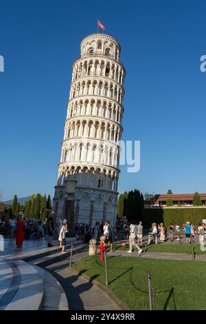 Besucher besuchen den Schiefen Turm von Pisa in Italien. Stockfoto