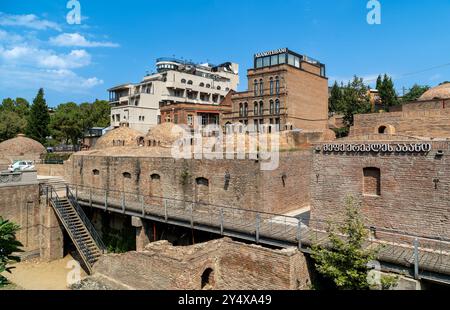 Historisches Zentrum der Altstadt von Tiflis, Georgien. Altes Viertel Abanotubani, Schwefelbäder, kuppelförmiges Dach Stockfoto