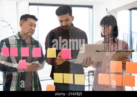 Team Brainstorming-Session mit Haftnotizen und Diagrammen Stockfoto