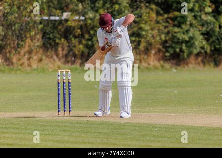 Der Newton Aycliffe Cricket Club war an einem sonnigen Samstagnachmittag Gastgeber des Middlesborough Cricket Club. Schlagmann schlägt den Ball Stockfoto