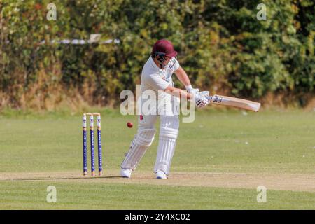 Der Newton Aycliffe Cricket Club war an einem sonnigen Samstagnachmittag Gastgeber des Middlesborough Cricket Club. Schlagmann verpasst den Ball Stockfoto