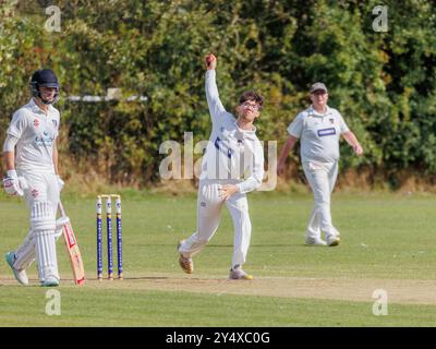 Der Newton Aycliffe Cricket Club war an einem sonnigen Samstagnachmittag Gastgeber des Middlesborough Cricket Club. Bowler bereitet sich darauf vor, den Ball loszulassen Stockfoto