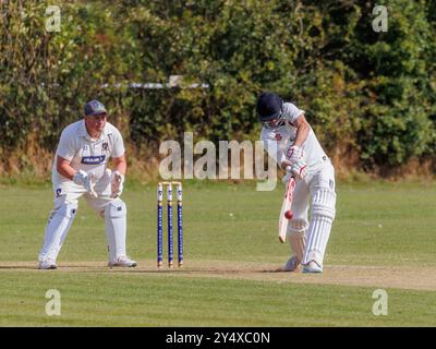 Der Newton Aycliffe Cricket Club war an einem sonnigen Samstagnachmittag Gastgeber des Middlesborough Cricket Club. Schlagmann schlägt den Ball Stockfoto