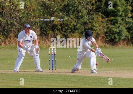 Der Newton Aycliffe Cricket Club war an einem sonnigen Samstagnachmittag Gastgeber des Middlesborough Cricket Club. Schlagmann verpasst den Ball Stockfoto