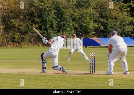 Der Newton Aycliffe Cricket Club war an einem sonnigen Samstagnachmittag Gastgeber des Middlesborough Cricket Club. Hinter dem Schlagmann, wenn er den Ball schlägt Stockfoto