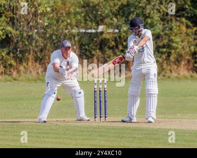 Der Newton Aycliffe Cricket Club war an einem sonnigen Samstagnachmittag Gastgeber des Middlesborough Cricket Club. Schlagmann schlägt den Ball in Richtung der Rutschen Stockfoto