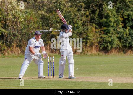 Der Newton Aycliffe Cricket Club war an einem sonnigen Samstagnachmittag Gastgeber des Middlesborough Cricket Club. Schlagmann schlägt den Ball Stockfoto