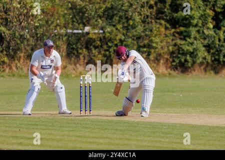 Der Newton Aycliffe Cricket Club war an einem sonnigen Samstagnachmittag Gastgeber des Middlesborough Cricket Club. Batsman bereitet sich darauf vor, den Ball zu schlagen Stockfoto