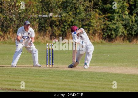 Der Newton Aycliffe Cricket Club war an einem sonnigen Samstagnachmittag Gastgeber des Middlesborough Cricket Club. Schlagmann verpasst den Ball Stockfoto