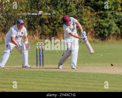 Der Newton Aycliffe Cricket Club war an einem sonnigen Samstagnachmittag Gastgeber des Middlesborough Cricket Club. Schlagmann schlägt den Ball Stockfoto