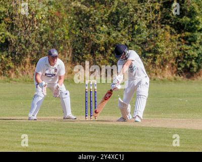 Der Newton Aycliffe Cricket Club war an einem sonnigen Samstagnachmittag Gastgeber des Middlesborough Cricket Club. Schlagmann schlägt den Ball Stockfoto