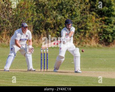 Der Newton Aycliffe Cricket Club war an einem sonnigen Samstagnachmittag Gastgeber des Middlesborough Cricket Club. Schlagmann schießt auf den Ball Stockfoto