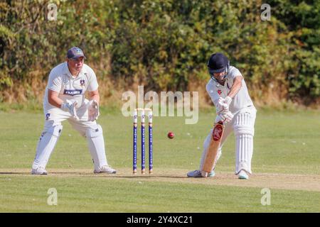 Der Newton Aycliffe Cricket Club war an einem sonnigen Samstagnachmittag Gastgeber des Middlesborough Cricket Club. Schlagmann verpasst den Ball Stockfoto