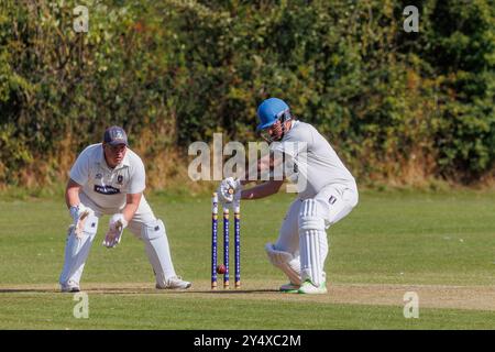 Der Newton Aycliffe Cricket Club war an einem sonnigen Samstagnachmittag Gastgeber des Middlesborough Cricket Club. Schlagmann verpasst den Ball Stockfoto