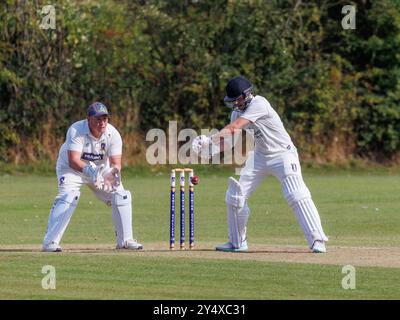 Der Newton Aycliffe Cricket Club war an einem sonnigen Samstagnachmittag Gastgeber des Middlesborough Cricket Club. Schlagmann verpasst den Ball Stockfoto