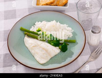 Kabeljaufilet serviert mit Reis und gedämpftem Brokkoli eine attraktive Präsentation auf dem Gericht Stockfoto