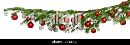 Ein langer Tannenzweig mit roten und silbernen Weihnachtskugeln dekoriert, Studio isoliert auf reinweißem Hintergrund, breites Panorama-Bannerformat Stockfoto