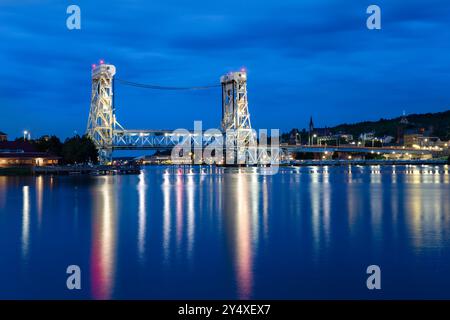 Historische Liftbrücke, die Houghton und Hancock auf der Upper Peninsula von Michigan verbindet. Es ist der breiteste und schwerste Doppeldecker der Welt Stockfoto