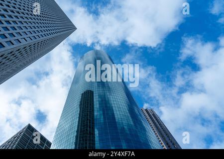 Blick auf moderne Bürohochhäuser mit blauem Himmel im Hintergrund. Stockfoto