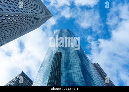 Blick auf moderne Bürohochhäuser mit blauem Himmel im Hintergrund. Stockfoto