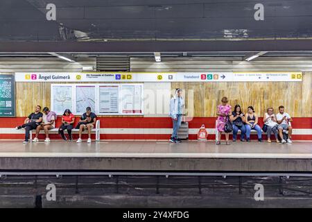 Valencia, Spanien - 14. September 2024: Passagiere in der U-Bahn-Station in Valencia, Spanien warten auf die nächste U-Bahn Stockfoto