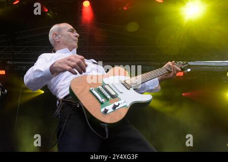 Francis Dominic Nicholas Michael Rossi - geboren am 29. Mai 1949 in London / Grossbritannien - der Sänger und Gitarrist der Rockgruppe Status quo beim Konzert im Schlosspark Oranienburg *** Francis Dominic Nicholas Michael Rossi geboren am 29. Mai 1949 in London Großbritannien Sänger und Gitarrist der Rockgruppe Status quo beim Konzert im Schlosspark Oranienburg Stockfoto