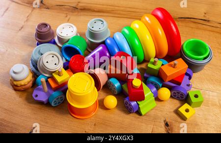 Lebendige Sammlung lustiger Lernspielzeuge für Kinder Stockfoto