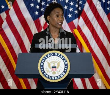 Washington, Usa. September 2024. Margot Lee Shetterly, Autorin des Buches Hidden Figures, hält während einer Zeremonie zur Anerkennung der Hidden Figures der NASA in der Emancipation Hall des US Capitol am 18. September 2024 in Washington DC die Gold-Medaillen des Kongresses wurden an Katherine Johnson, Dr. Christine Darden, Dorothy Vaughan und Mary W. Jackson in Anerkennung ihrer Verdienste um die Vereinigten Staaten verliehen. Quelle: Joel Kowsky/NASA/Alamy Live News Stockfoto