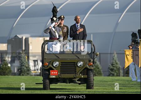 New York, USA. September 2024. Der ehemalige Präsident der Vereinigten Staaten Barack Obama (r) fährt in Jeep, begleitet von Generalleutnant Steve Gillard (l), Superintendant U.S. Military Academy, auf dem Gelände der Plain Parade, während er U. inspiziert S, Kadetten der Militärakademie während der Zeremonie, bei der er die Sylvanus Thayer Awards 2024 der West Point Association of Graduates, West Point, NY, am 19. September 2024 erhalten wird. (Foto: Anthony Behar/SIPA USA) Credit: SIPA USA/Alamy Live News Stockfoto