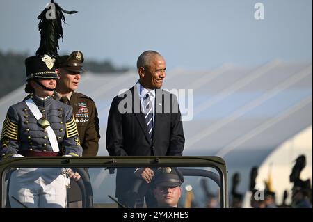 New York, USA. September 2024. Der ehemalige Präsident der Vereinigten Staaten Barack Obama (r) fährt in Jeep, begleitet von Generalleutnant Steve Gillard (l), Superintendant U.S. Military Academy, auf dem Gelände der Plain Parade, während er U. inspiziert S, Kadetten der Militärakademie während der Zeremonie, bei der er die Sylvanus Thayer Awards 2024 der West Point Association of Graduates, West Point, NY, am 19. September 2024 erhalten wird. (Foto: Anthony Behar/SIPA USA) Credit: SIPA USA/Alamy Live News Stockfoto