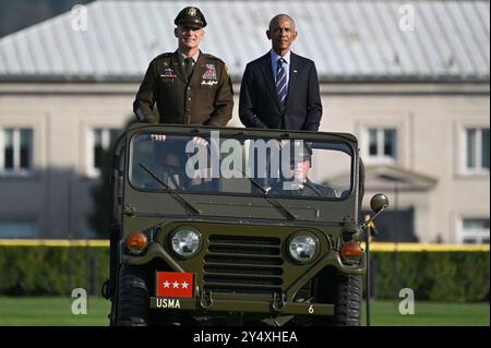 New York, USA. September 2024. Der ehemalige Präsident der Vereinigten Staaten Barack Obama (r) fährt in Jeep, begleitet von Generalleutnant Steve Gillard (l), Superintendant U.S. Military Academy, auf dem Gelände der Plain Parade, während er U. inspiziert S, Kadetten der Militärakademie während der Zeremonie, bei der er die Sylvanus Thayer Awards 2024 der West Point Association of Graduates, West Point, NY, am 19. September 2024 erhalten wird. (Foto: Anthony Behar/SIPA USA) Credit: SIPA USA/Alamy Live News Stockfoto