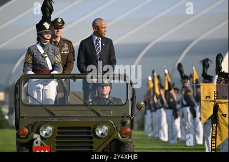 New York, USA. September 2024. Der ehemalige Präsident der Vereinigten Staaten Barack Obama (r) fährt in Jeep, begleitet von Generalleutnant Steve Gillard (l), Superintendant U.S. Military Academy, auf dem Gelände der Plain Parade, während er U. inspiziert S, Kadetten der Militärakademie während der Zeremonie, bei der er die Sylvanus Thayer Awards 2024 der West Point Association of Graduates, West Point, NY, am 19. September 2024 erhalten wird. (Foto: Anthony Behar/SIPA USA) Credit: SIPA USA/Alamy Live News Stockfoto