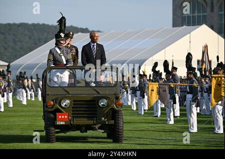 New York, USA. September 2024. Der ehemalige Präsident der Vereinigten Staaten Barack Obama (r) fährt in Jeep, begleitet von Generalleutnant Steve Gillard (l), Superintendant U.S. Military Academy, auf dem Gelände der Plain Parade, während er U. inspiziert S, Kadetten der Militärakademie während der Zeremonie, bei der er die Sylvanus Thayer Awards 2024 der West Point Association of Graduates, West Point, NY, am 19. September 2024 erhalten wird. (Foto: Anthony Behar/SIPA USA) Credit: SIPA USA/Alamy Live News Stockfoto