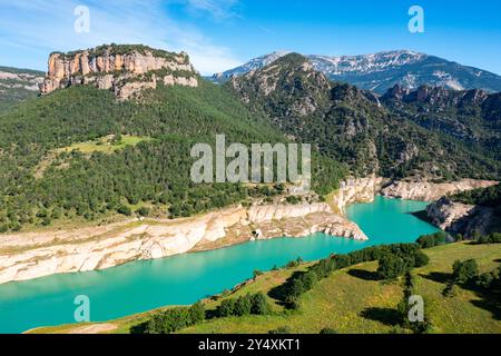 Sommerblick auf den Stausee Llosa del Cavall am Fluss Cardener in Spanien Stockfoto