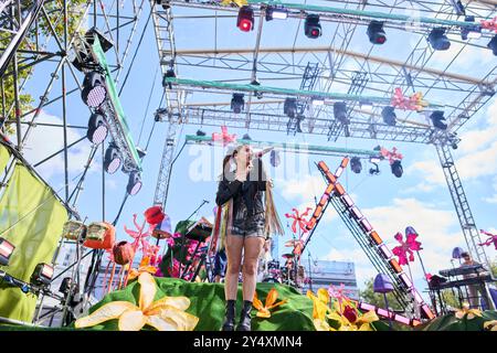 Eva Luna tritt auf der Bühne während des Hispanidad Concert am 9. Oktober 2022 in Madrid auf. Tausende von Menschen nahmen an dem Konzert Teil, das die kolumbianische Sängerin im Stadtzentrum gab. Stockfoto