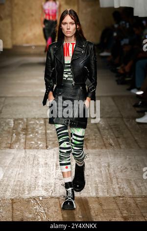 Mailand, Italien. September 2024. MOSCHINO Spring/Summer 2025 Runway während der Milan Fashion Week am 2024. September - Mailand, Italien 19/09/2024 Credit: dpa/Alamy Live News Stockfoto