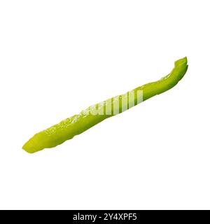 Ein Stück grüner Paprika, französischer Schnitt im Julienne-Stil, isoliert auf weißem Hintergrund Stockfoto