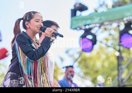 Camilo, Eva Luna tritt am 9. Oktober 2022 während des Hispanidad Concert im Puerta de Alcala Monument in Madrid auf. Tausende von Menschen nahmen an dem Konzert Teil, das die kolumbianische Sängerin im Stadtzentrum gab. Stockfoto