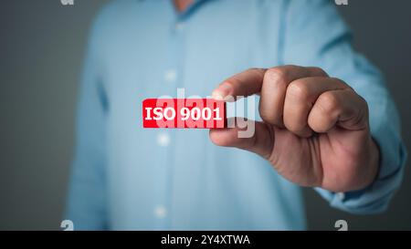 ISO 9001 Zertifizierung Standardisierung Qualitätssicherungskonzept, Geschäftsmann zeigt die ISO 9001 Symbole für Zertifizierung und Qualitätsmanagement o Stockfoto