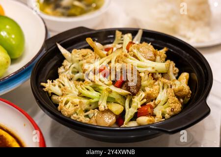 Einfache und authentische Sichuan-Küche mit gebratenem Blumenkohl mit Schweinefleischscheiben Stockfoto