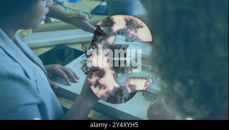 Bild des Euro-Symbols über Menschen, die an einem Architekturmodell arbeiten Stockfoto