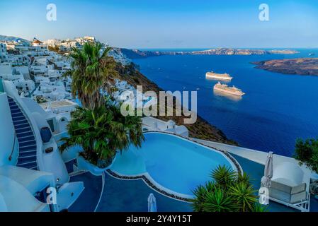 Fira Panorama von Firostefani mit Blick auf die Caldera, Nea Kameni und die luxuriösen Kreuzfahrtschiffe in der Bucht. Santorin, Griechenland Stockfoto