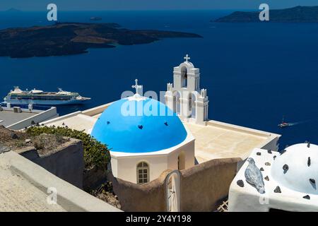 Blaue Kuppel und Glockenturm, St. Gerasimos Kirche, Blick auf die Ägäis, Fira, Santorin, Griechenland Stockfoto