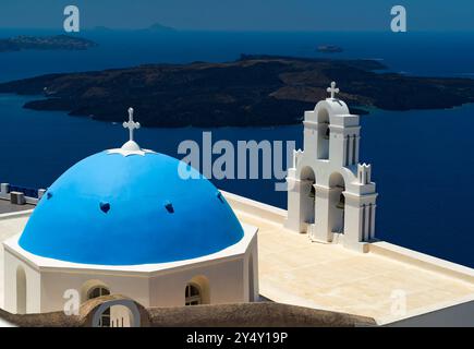 Blaue Kuppel und Glockenturm, St. Gerasimos Kirche, mit Blick auf die Ägäis, Fira, Santorini, Griechenland Stockfoto