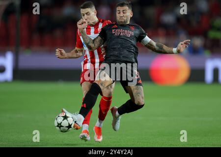 Belgrad. September 2024. Nicolas Otamendi (R) von Benfica streitet am 19. September 2024 mit Bruno Duarte von Crvena Zvezda während des UEFA Champions League-Spiels zwischen Crvena Zvezda und Benfica in Belgrad. Quelle: Predrag Milosavljevic/Xinhua/Alamy Live News Stockfoto