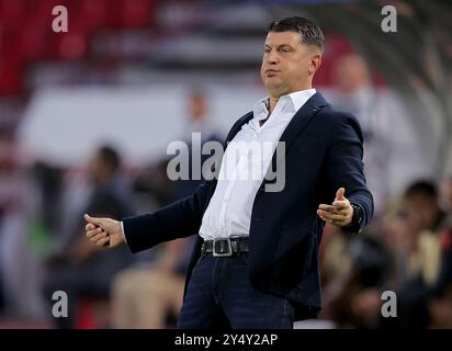 Belgrad. September 2024. Crvena Zvezdas Cheftrainer Vladan Milojevic reagiert auf das Spiel der UEFA Champions League zwischen Crvena Zvezda und Benfica in Belgrad am 19. September 2024. Quelle: Predrag Milosavljevic/Xinhua/Alamy Live News Stockfoto