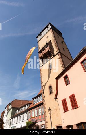 Malerischer Blick auf den alten Stadtturm in Lohr am Main, Bayern, Deutschland, wo die Schneewittchen-Frau in der Vergangenheit von Märchen lebte Stockfoto