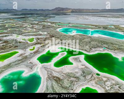 Der Dachaidan Smaragdsee ist eine Legende, die durch künstliche Ausgrabungen und Schneiden entstanden ist und viele kleine Salzseen in Qinghai bildet, Luftdrohnenbild mit Co Stockfoto